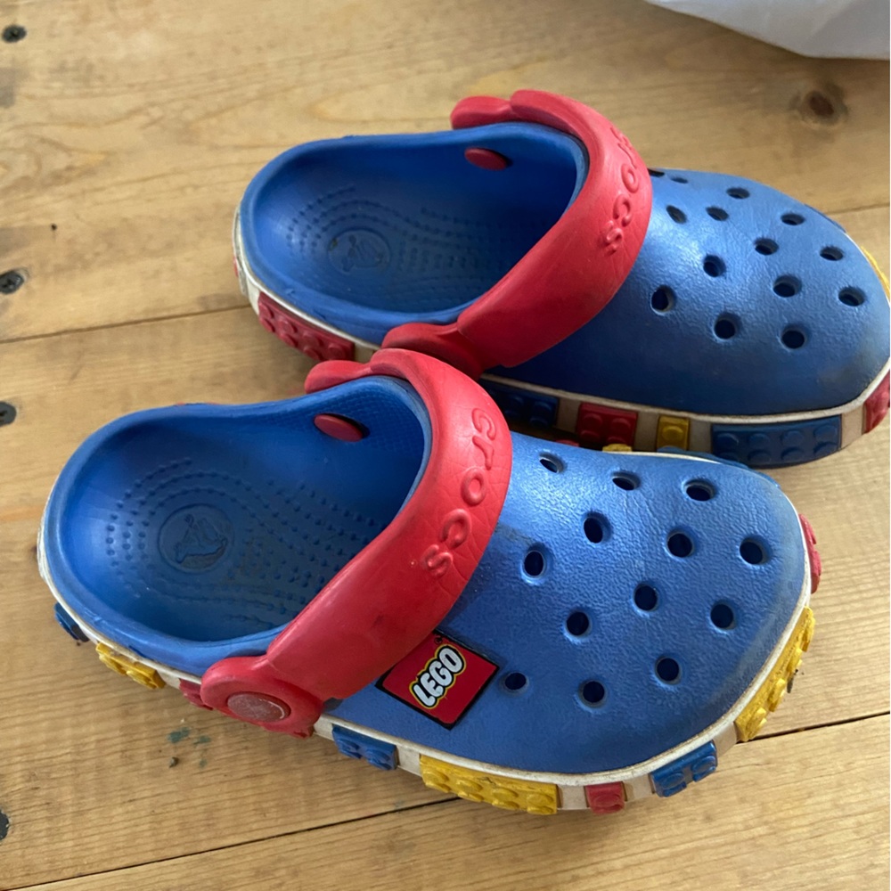 Leggo crocs